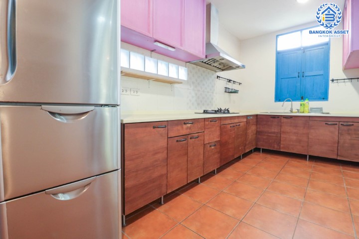 บ้านเดี่ยวมือสองย่านปทุมธานี ม.กฤษณา ติวานนท์-แจ้งวัฒนะ เนื้อที่กว้างขวางมากถึง 55 ตร.ว. ฟังก์ชัน 3 ห้องนอน 3 ห้องน้ำ 2 ที่จอดรถ บ้านสภาพสวย พร้อมอยู่ ทำเลดี เชื่อมสู่ใจกลางเมืองได้อย่างสะดวกสบาย ใกล้ทางด่วน "บางปะอิน-ปากเกร็ด"